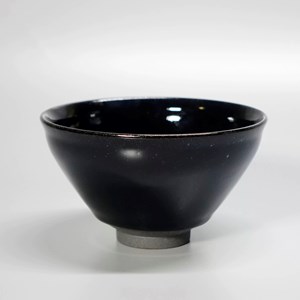 Bol à matcha artisanal tenmoku noir d'or