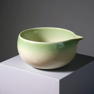 Bol à matcha artisanal à fond plat zen avec bec verseur