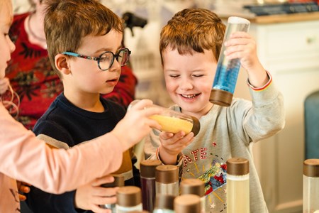 Bouteille sensorielle pailletée rouge