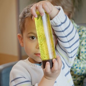 Bouteille sensorielle pailletée jaune