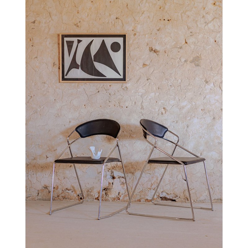 Paire de chaises en cuir noir n°1432