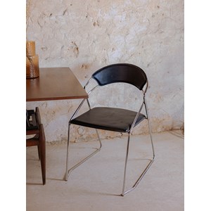 Paire de chaises en cuir noir n°1432