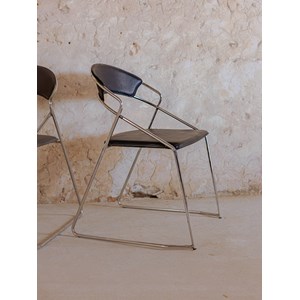 Paire de chaises en cuir noir n°1432