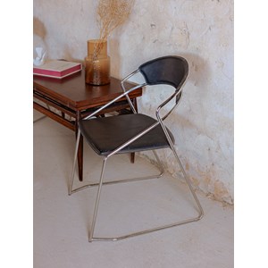 Paire de chaises en cuir noir n°1432