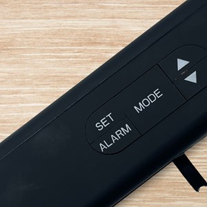 Radio reveil fm torche led temperature date jour snooze soft touch