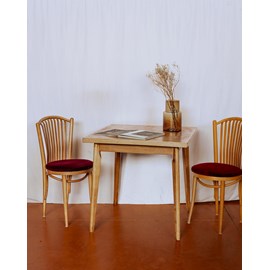 Table à manger carré en bois clair n°1135