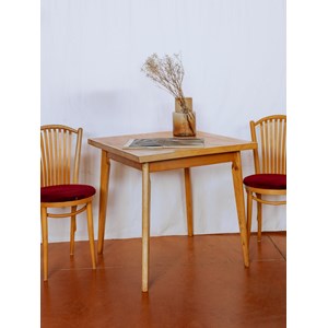 Table à manger carré en bois clair n°1135