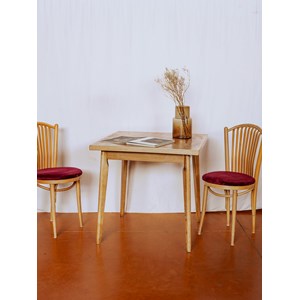 Table à manger carré en bois clair n°1135