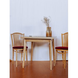 Table à manger carré en bois clair n°1135