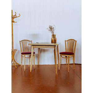 Table à manger carré en bois clair n°1135