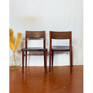 Paire de chaises en bois foncé et cuir n°1430