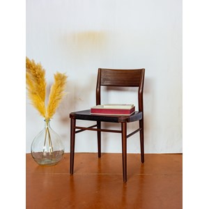 Paire de chaises en bois foncé et cuir n°1430