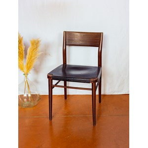 Paire de chaises en bois foncé et cuir n°1430