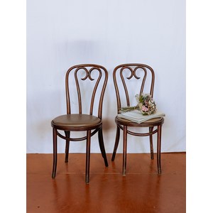 Chaise en similicuir marron et bois n°1112