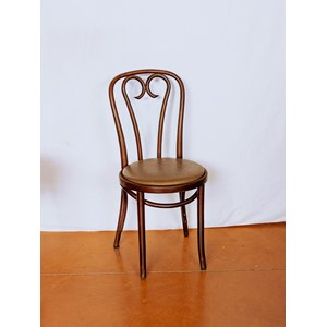 Chaise en similicuir marron et bois n°1112