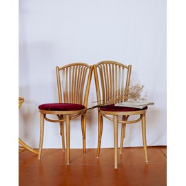 Paire de chaises rouges en bois clair n°1111