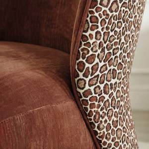 Fauteuil tissu terracotta et léopard