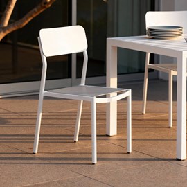 Chaise de jardin taupe et blanc