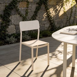 Chaise de jardin blanche