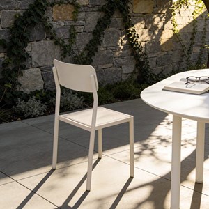 Chaise de jardin blanche