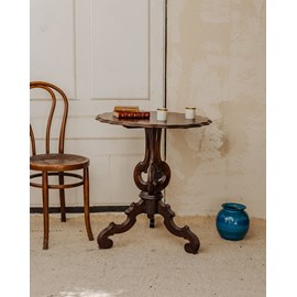 Alfred, le guéridon en bois foncé n°171