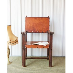 Ernest, le fauteuil en cuir clouté n°875