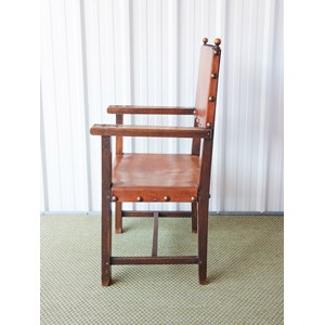 Ernest, le fauteuil en cuir clouté n°875