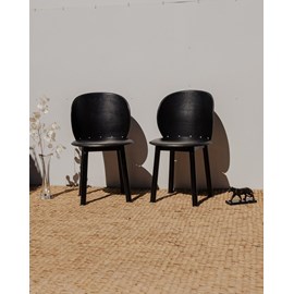 Paire de chaises en cuir noir n°1448