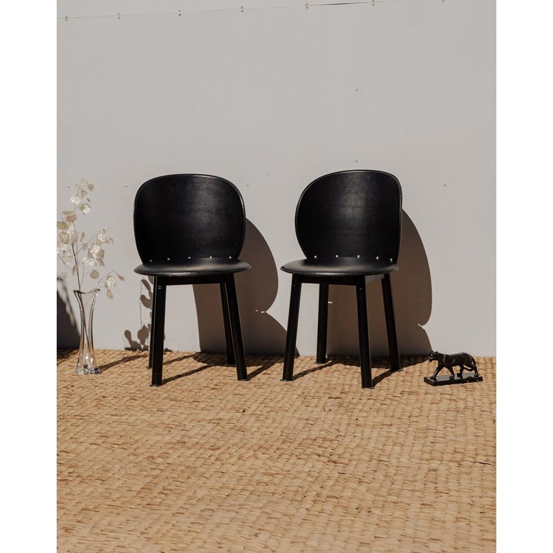 Paire de chaises en cuir noir n°1448