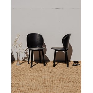 Paire de chaises en cuir noir n°1448