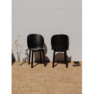Paire de chaises en cuir noir n°1448