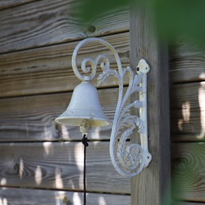 Cloche de jardin de porte ancienne en fonte blanche 23 x 19.5 cm