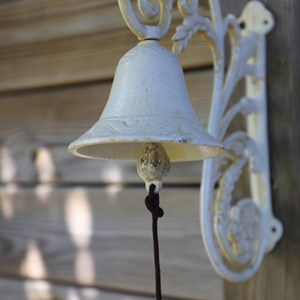 Cloche de jardin de porte ancienne en fonte blanche 23 x 19.5 cm