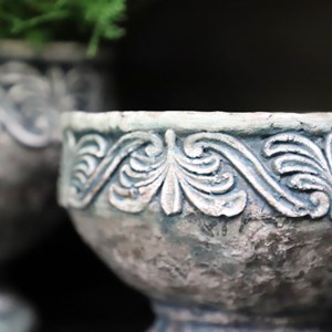 Coupe ronde sur pied en ciment vieilli bleuté ø.20,5 x ht.15 cm