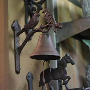 Cloche de jardin de porte ancienne oiseaux fonte marron 19x18cm