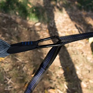 Une sangle de suspension bleue pour hamac chaise