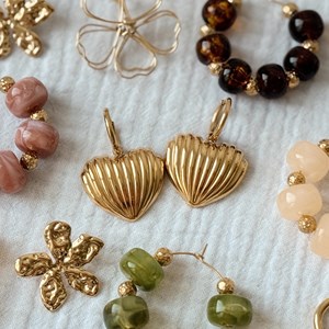 Boucles d'oreilles créoles dorées en acier inoxydable avec pendentif cœur lova
