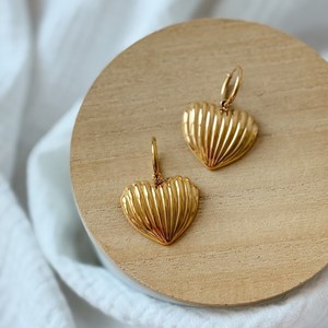 Boucles d'oreilles créoles dorées en acier inoxydable avec pendentif cœur lova
