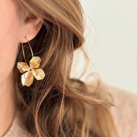 Boucles d'oreilles créoles dorées à l'or fin avec pendentifs fleurs lucy