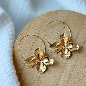 Boucles d'oreilles créoles dorées à l'or fin avec pendentifs fleurs lucy