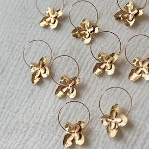 Boucles d'oreilles créoles dorées à l'or fin avec pendentifs fleurs lucy
