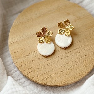 Boucles d'oreilles en laiton doré à l'or fin et nacre blanche naïade