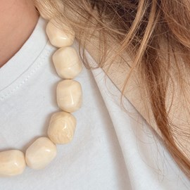 Collier en acier inoxydable doré et résine de coloris ivoire daphné