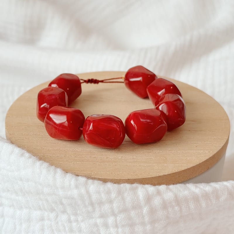 Bracelet ajustable en perles en résine de coloris framboise daphné