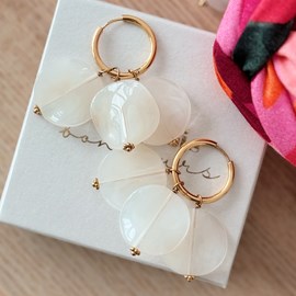 Boucles d'oreilles créoles en acier inoxydable doré et résine mindy blanches