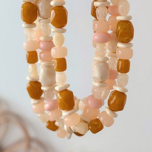 Collier en acier inoxydable doré et résine aimée pêche rosé Peche