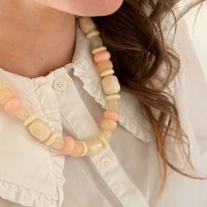 Collier en acier inoxydable doré et résine aimée pêche rosé Peche