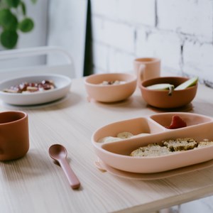 Assiette compartimentée en silicone - blush