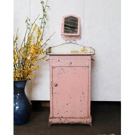 Petite armoire rose en métal et marbre n°403