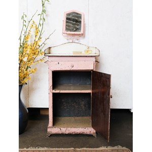Petite armoire rose en métal et marbre n°403